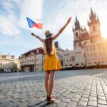 Praga_Plaza de Wenceslao y silueta de una chica con bandera checa