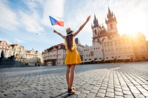 Praga_Plaza de Wenceslao y silueta de una chica con bandera checa