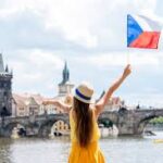 Praga_Puente de Carlos y silueta de una chica con bandera checa