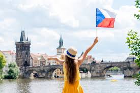 Praga_Puente de Carlos y silueta de una chica con bandera checa