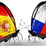 Dos mariposas con alas de bandera checa y española como símbolo de las relaciones checo-españolas