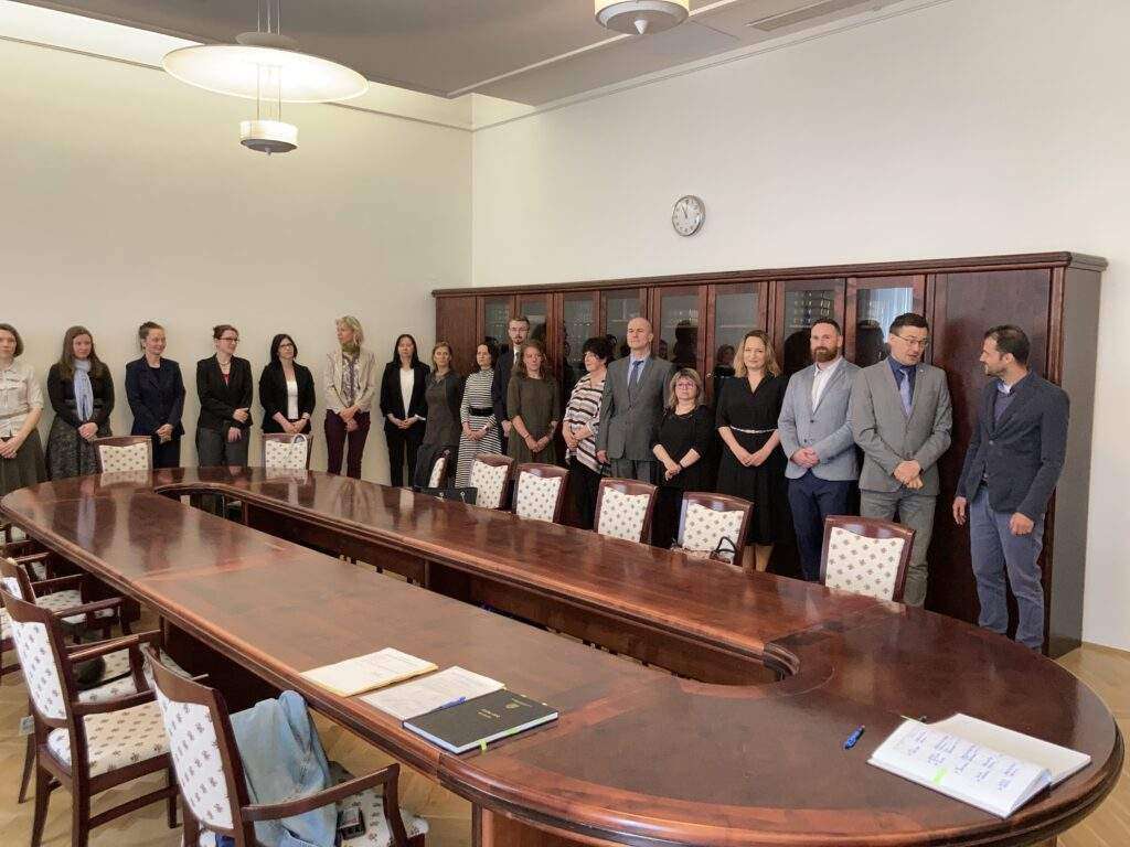 La ceremonia de juramento de los peritos, intérpretes y traductores ante el Ministro de Justicia.